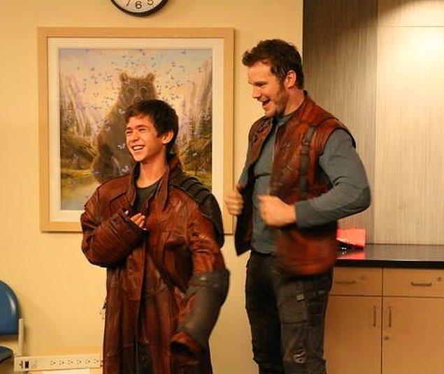 2. Söylenenlere göre, Chris Pratt'in Guardians of the Galaxy filmindeki kostümünü almasının sebebi, ziyaret ettiği hastanelerdeki hasta çocuklarla paylaşmakmış. Boşuna sevmiyoruz Star-Lord'u.