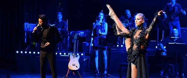 İşte Çağla Şikel ve Emre Altuğ'u da görünce bu irkilmelerimiz son buluyor resmen. Mesela Şikel, Emre Altuğ'a destek olmak için konserinde dans etmişti. Ne kadar güzel bir hareket değil mi?