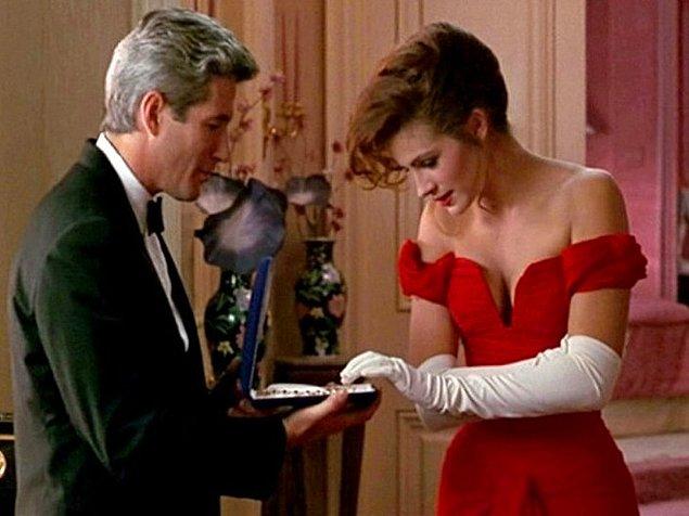 8. Yönetmene göre, Richard Gere'ın Pretty Woman’daki Julia Roberts’ın kolye kutusunu kapatma sahnesi, aslında filmin çekim hataları videosuna eklenmesi için çekilmiş.