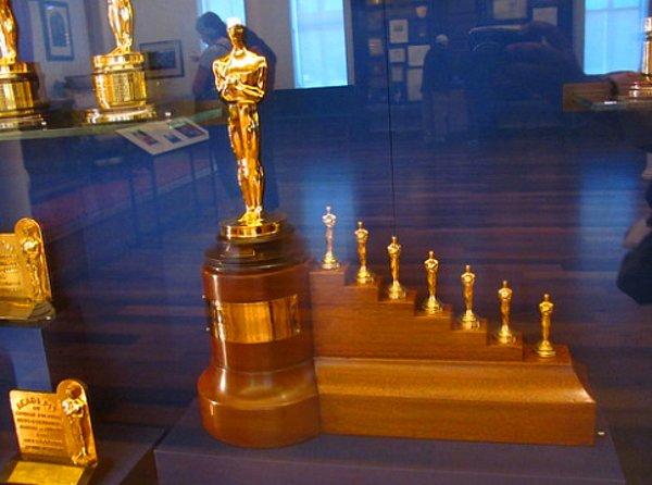 19. Disney’in Snow White and the Seven Dwarfs filmi özel bir Akademi Ödülü kazandı. 7 tane minyatür heykelcikli bi Oscar heykeli 😍