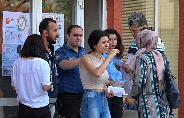 İzmir Ege Üniversitesi Yabancı Diller Fakültesi'nde sınava girecek olan bir kız öğrenci, giriş saati olan 10.00'u 8 dakika geçe geldiği için salona alınmadı.