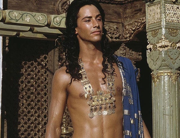 6. Киану в 1992 году. Тогда он сыграл принца Сиддхартхи в фильме "Маленький Будда", который вышел на экраны год спустя