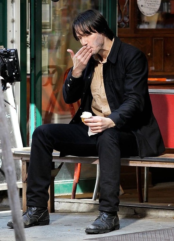 13. И вот Киану в 2010 году - примерно в то время, когда в Сети разлетелась фотография грустного актера, который сидел на лавочке и ел сэндвич в полном одиночестве