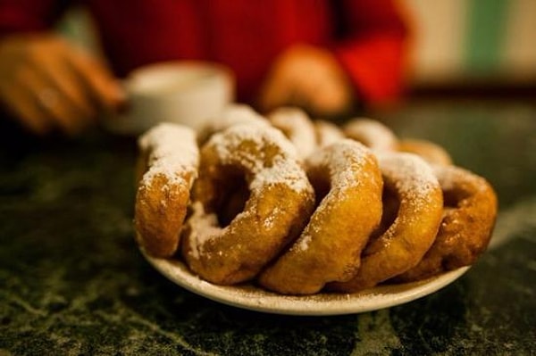 1. Как жители Северной столицы величают это лакомство?