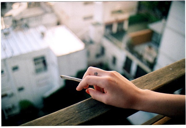 2. Жители двух столиц по-разному называют окурок. Как?