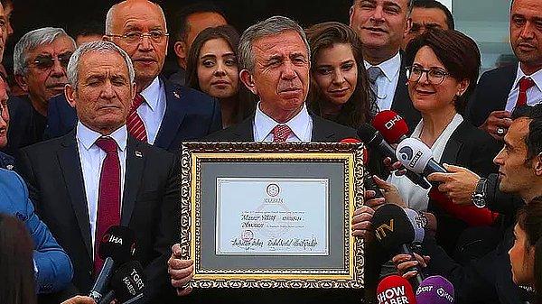 Ve aslında arkasında büyük bir hüzün olan bu fotoğraf beş yıl sonra bir gerçeğe dönüştü, Mansur Yavaş mazbatasını alarak resmen Ankara Büyükşehir Belediye Başkanı oldu.