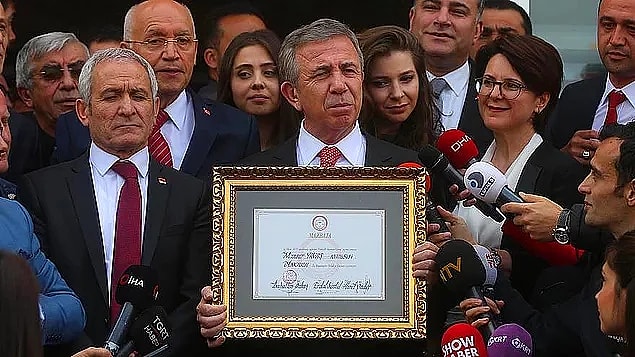 Ve aslında arkasında büyük bir hüzün olan bu fotoğraf beş yıl sonra bir gerçeğe dönüştü, Mansur Yavaş mazbatasını alarak resmen Ankara Büyükşehir Belediye Başkanı oldu.