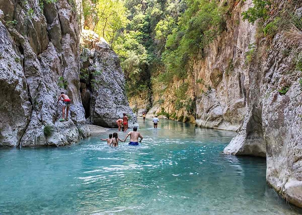 2. Название какой мифической реки мы вспоминаем, когда говорим о том, что что-то исчезло навсегда?