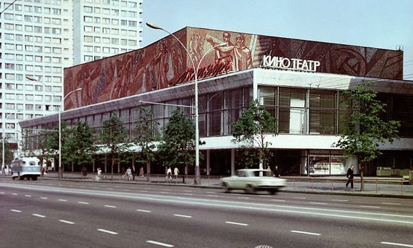 2. Какой фильм за рубежом показывали под названием «Москва смеется»?