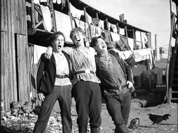 7. Какой киногерой пел песню "Крутится, вертится шар голубой"?