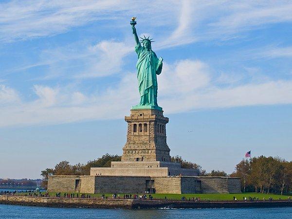 1885 - Özgürlük Heykeli, New York Limanı'na ulaştı.