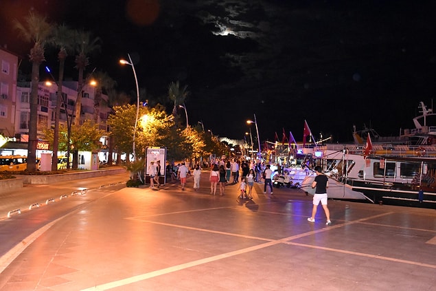 Muğla'nın Marmaris ilçesinde tatilci ve vatandaşlar, İstanbul Büyükşehir Belediye Başkan adaylarının canlı yayını izlemek için sokakları boşalttı.
