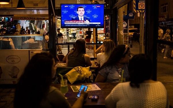 Türkiye'yi ekran başına getiren programı izleyen vatandaşlardan objektiflere yansıyan görüntüler📷