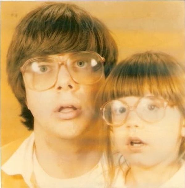 13. «Фото моего папы и меня, сделанное около 1990 года, когда мне было 5, а ему 30. Я его маленький клон»