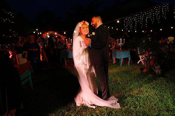 Düğün, Zerrin Özer'in Zekeriyaköy’deki villasının bahçesinde gerçekleşti.