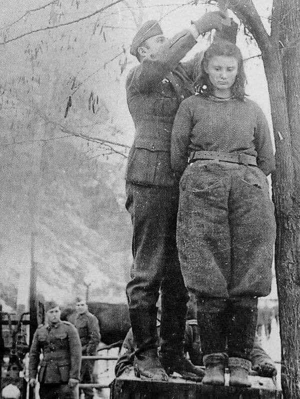 5. 8 Şubat 1943'te Nazi askerleri 17 yaşındaki Radić'in yaşamına son vermeden önce onun ihbar etmek istediği başkası olup olmadığını sorarlar.