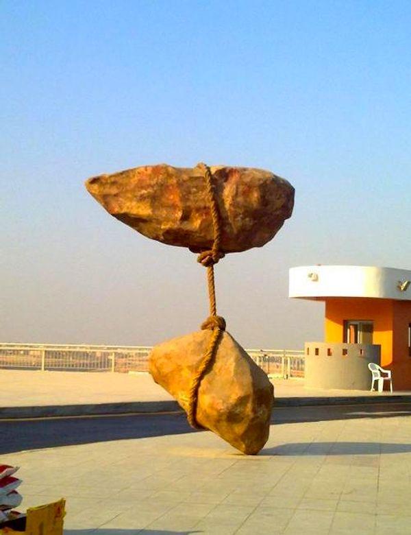 6. Kahire Havaalanı'nda fizik kurallarıyla yarışan bir heykel.