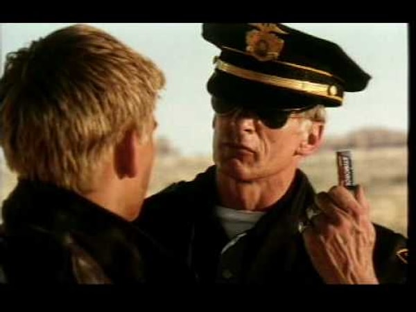 2. Полицейский Джонсон - легендарный персонаж рекламы 90-х. Говорят, владельцы номера 335 36 93 несколько лет отвечали на звонки тех, кто хотел поговорить с культовым героем. А какую жевательную резинку он рекламировал, можете вспомнить?