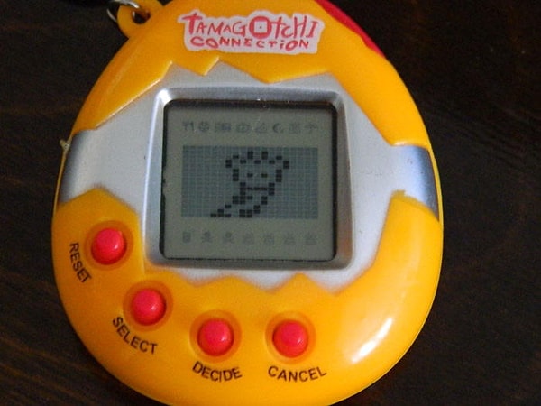 5. В 90-х у многих мальчишек и девчонок появились электронные питомцы, которых нужно было кормить, поить, ухаживать за ними и просто смотреть. В противном случае, воспитанник мог умереть. Как назывались подобные игрушки?