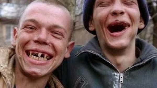 6. Ох уж эта легендарная реклама 90-х! Она стала своеобразным примером креатива и яркой фантазии. Что только не делали рекламщики, чтобы продать свой товар. Например, производители одной из жвачек гордо заявляли, что в их продукте содержится вещество, которое помогает бороться с кариесом и отбеливает зубы. На деле же, оно имелось в каждом доме и называлось...