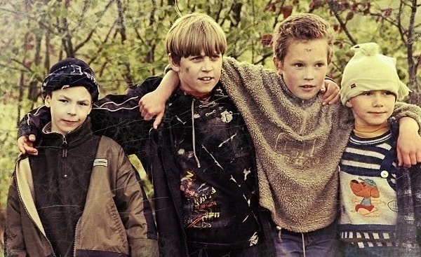 7. В 90-х среди подростков были популярны аксессуары, благодаря которым можно было узнать не только имена владельцев, но и жизненные девизы и любимых музыкальных исполнителей. Как назывались эти украшения?