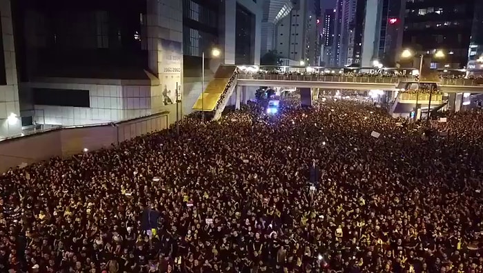 2 Milyonluk Yürüyüşün Arasından Geçen Ambulansa Yardımcı Olan Kalabalığı İzlerken 'Bizde Neden Böyle Olmuyor?' Diyeceksiniz!