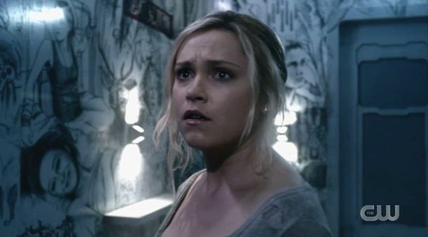 8. The 100'da, Clarke'ın aslında ölmediğini, kendi zihninde tutsak olduğunu öğrendik. Josephine, Clarke'ı bize artık geri versen diyoruz...