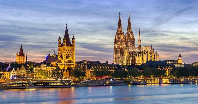 Birçok efsaneye konu olmuş, hatta yapımına şeytanın karıştığı bile söylenmiş; inşası asırlar sürmüş ve büyük bir savaştan sağ çıkmayı başarmış bir yapı Köln Katedrali.