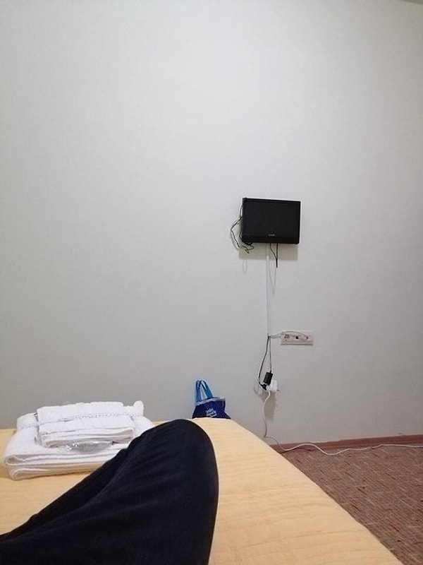 8. В номере имеется телевизор, и докажите, что его там нет