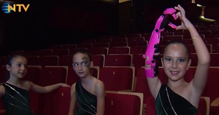 Yağmur'un Mutluluğu: 9 Yaşındaki Yağmur, Pembe Simli Robot Eliyle Dans Ediyor