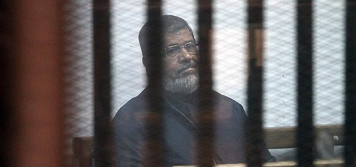 Mısır'ın Eski Cumhurbaşkanı Muhammed Mursi Mahkeme Salonunda Hayatını Kaybetti