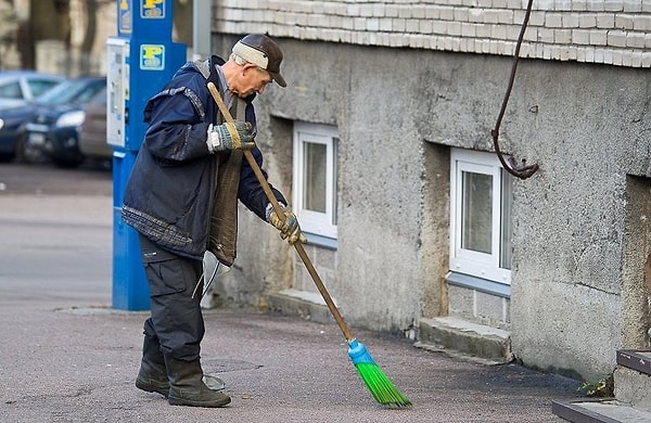 3. А знаете ли вы, зачем советским дворникам взяли и укоротили метлы?