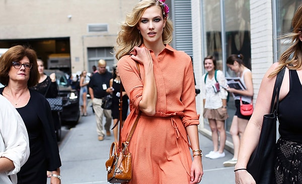 1.Выберите платье: