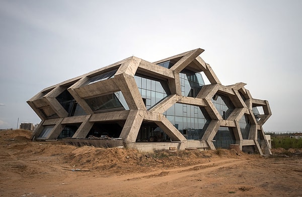 4. Как называется крупнейший город-призрак в Китае?