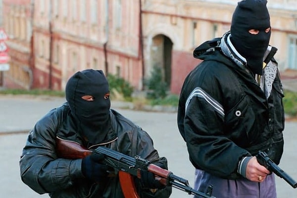 5. Профессиональные киллеры ходили по улицам и могли убивать людей средь бела дня.