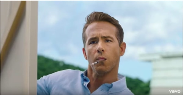 Kendisi Ryan Reynolds!