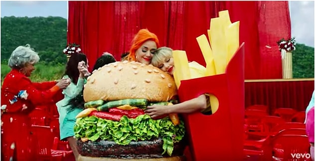 Klip, Taylor ve Katy'nin sarılmasıyla bitiyor.