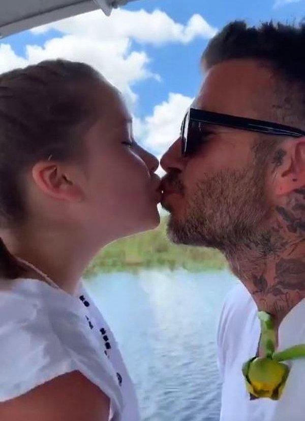 Hatırlarsanız, David Beckham geçtiğimiz aylarda Instagram hesabında kızı Harper'ı öptüğü bir fotoğrafı paylaşmıştı.