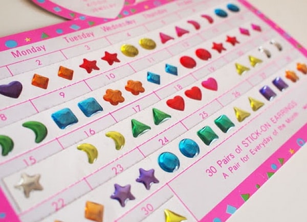 3. Для того чтобы носить такие серьги, необязательно было прокалывать уши. Ведь эти украшения были клеящимися.