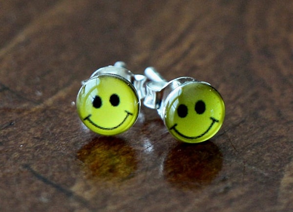 4. Многие девчонки обожали все, что связано со смайликами. Такие "веселые" сережки, например.