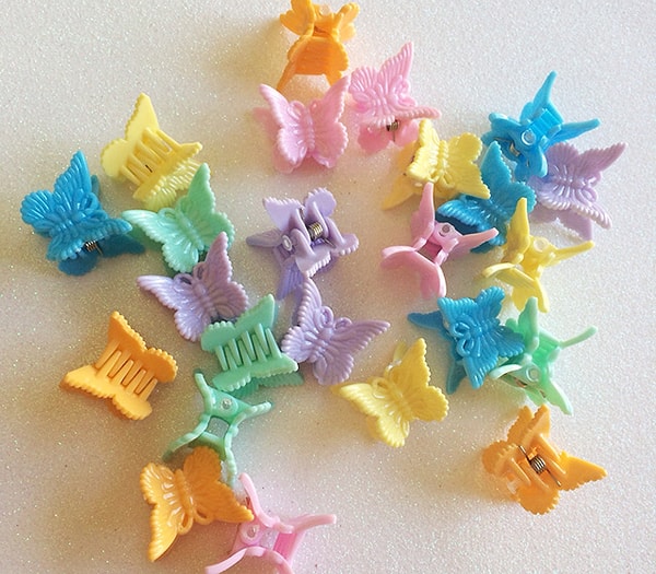 10. Какие только замысловатые прически не делали из таких заколок-крабиков мамы своим дочерям. Хотя в большинстве случаев конечный результат получался даже слишком "красивым".