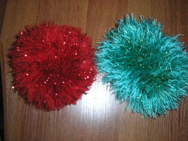 15. Это не помпончики и даже не ежики, а резинки, которые в народе называли пушками или шишками.