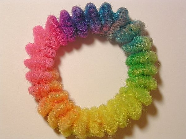 17. В обычной жизни девочки делали хвостики с помощью резинок-радуг. Уверены, у вас до сих пор где-то такая валяется.