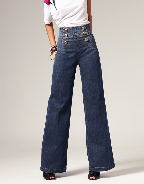 20. Девочки подростки соревновались, у кого были шире штанины джинсов-клеш.