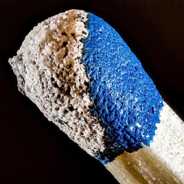 4. Наполовину сгоревшая головка спички