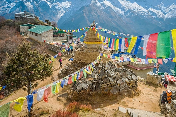 1. Маленькое королевство, расположенное на южных склонах центральной части Гималаев (на его территории находится самая высокая вершина этих гор). Ландшафт страны удивителен - пышная растительность с пальмами и зарослями бамбука на южных склонах и высокогорье, где на высоте 5000 м лежат вечные снега.