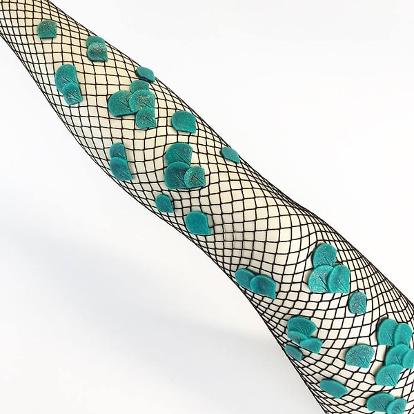 7. Уникален не только их дизайн. Эти колготки настоящий эксклюзив, потому что каждую пару дизайнер создает вручную без чьей-либо помощи.