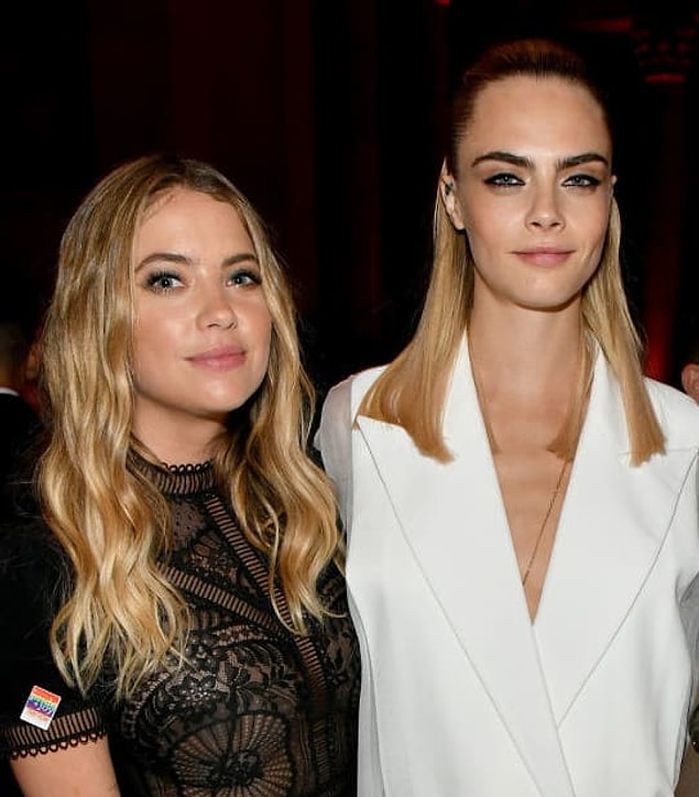 Cara, hayatındaki özel insanlara, kendi içindeki güzelliği görmelerine yardımcı oldukları için minnettar. Tabii ki o özel insanlardan biri de, kız arkadaşı Ashley Benson.