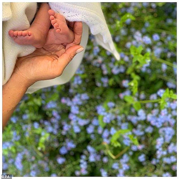 12 Mayıs tarihinde Archie'nin ayak parmaklarının paylaşıldığı fotoğraftan sonra, ilk kez bu güzeller güzeli bebeği tamamen görme şansımız oldu.