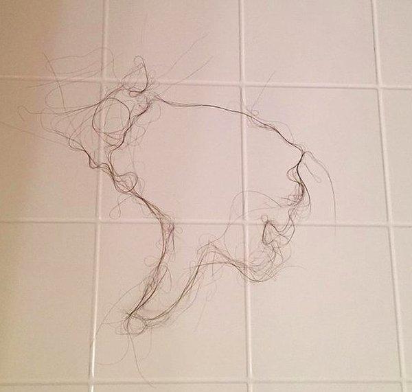 2. Banyo zemininde saçlarını bu şekilde bırakmak yerine birkaç saniyede toplayabilirdi.